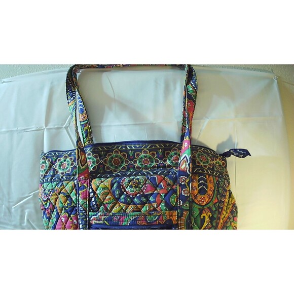 VERA BRADLEY "GET CARRIED AWAY TOTE" Petal Paisley RETIRED - Picture 2 of 10
